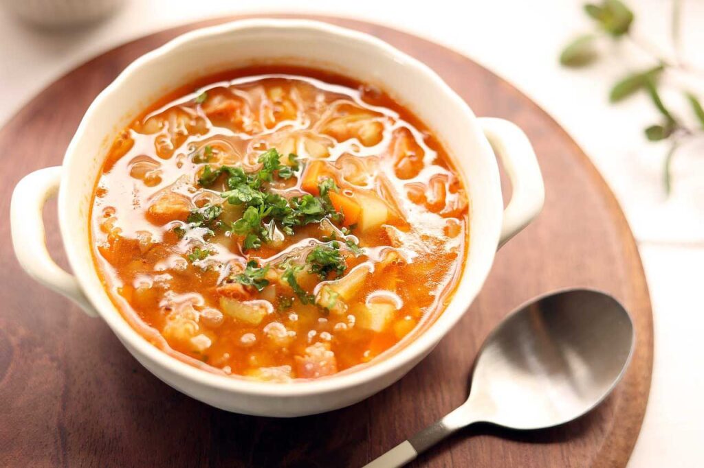 Sopa de cebolla en una mesa