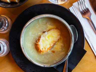 sopa de cebolla con vino blanco