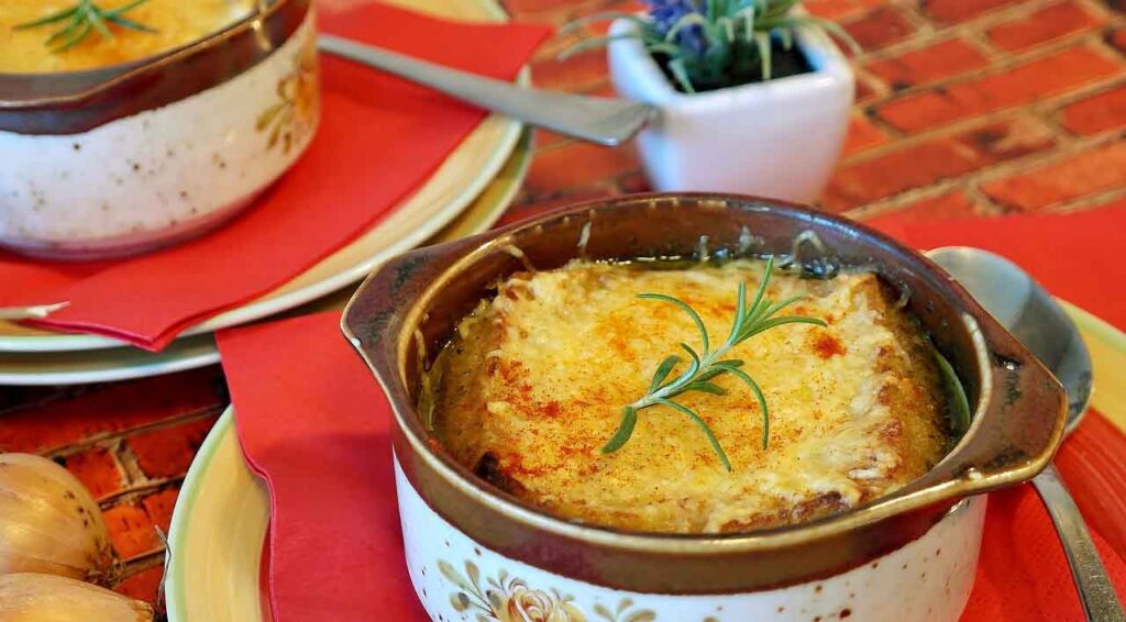 sopa de cebolla con hierbas frescas