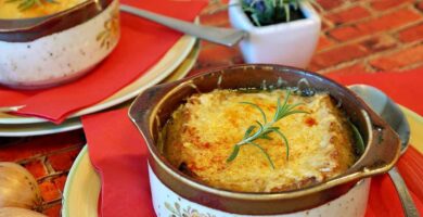 sopa de cebolla con hierbas frescas