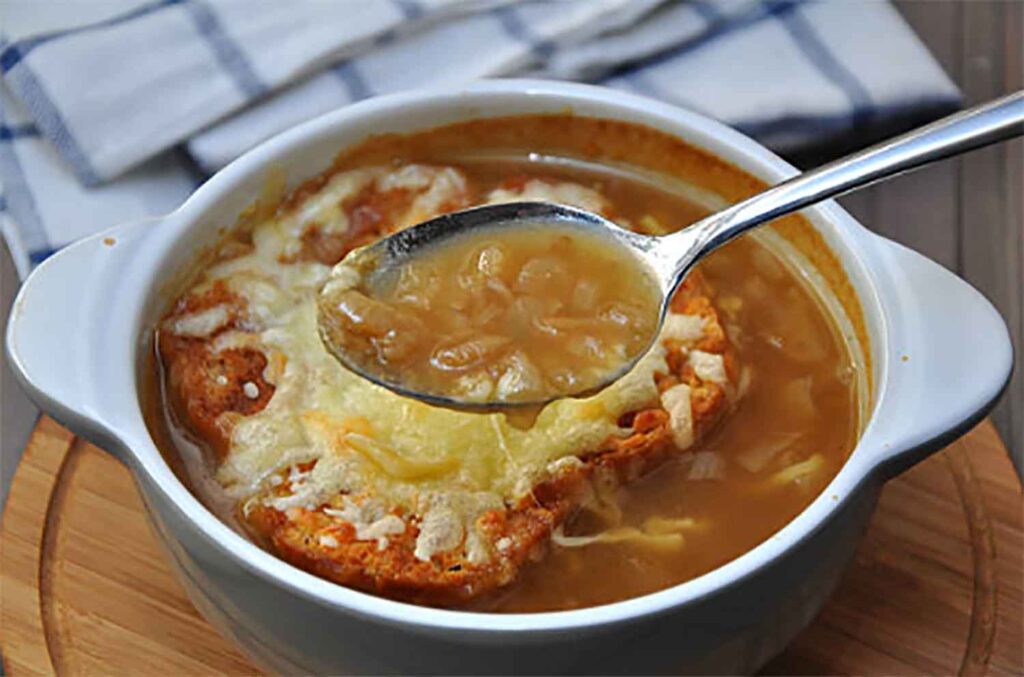 sopa de cebolla francesa